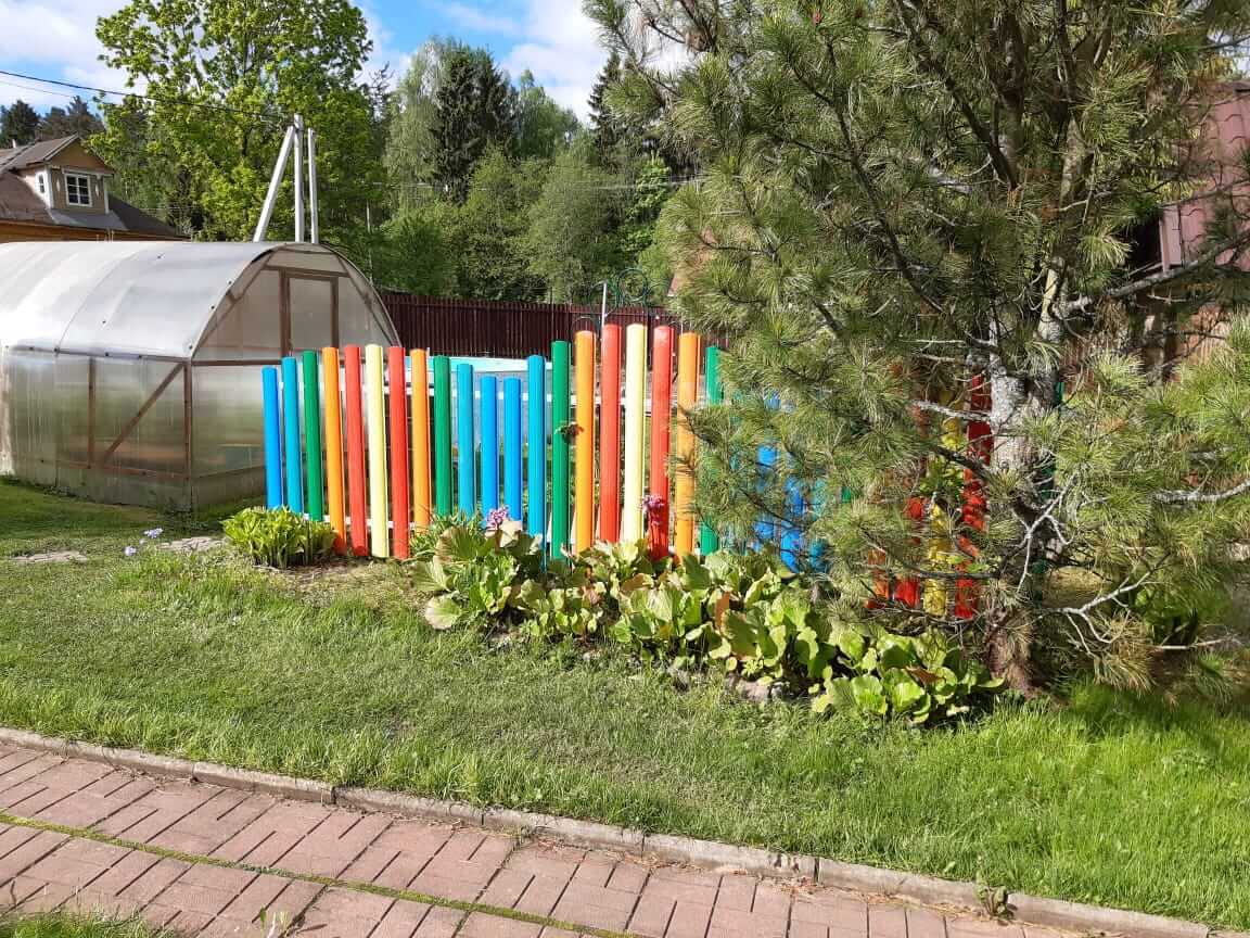 забор из разноцветного штакетника односторонний фото1 в Омске