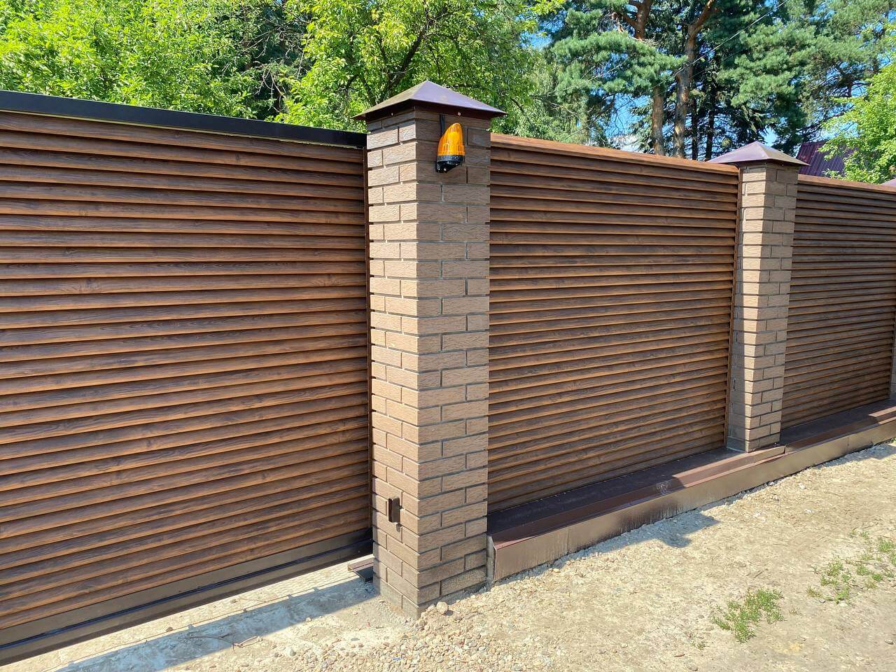 Забор-жалюзи с ламелями Реснички Printech Каштан фото1 в Омске