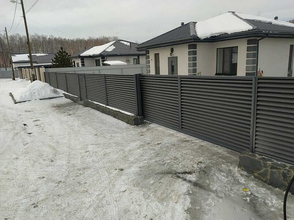 Забор-жалюзи с входной группой 26м RAL7024 Серый Графит МАТТЕ фото 1 в Омске