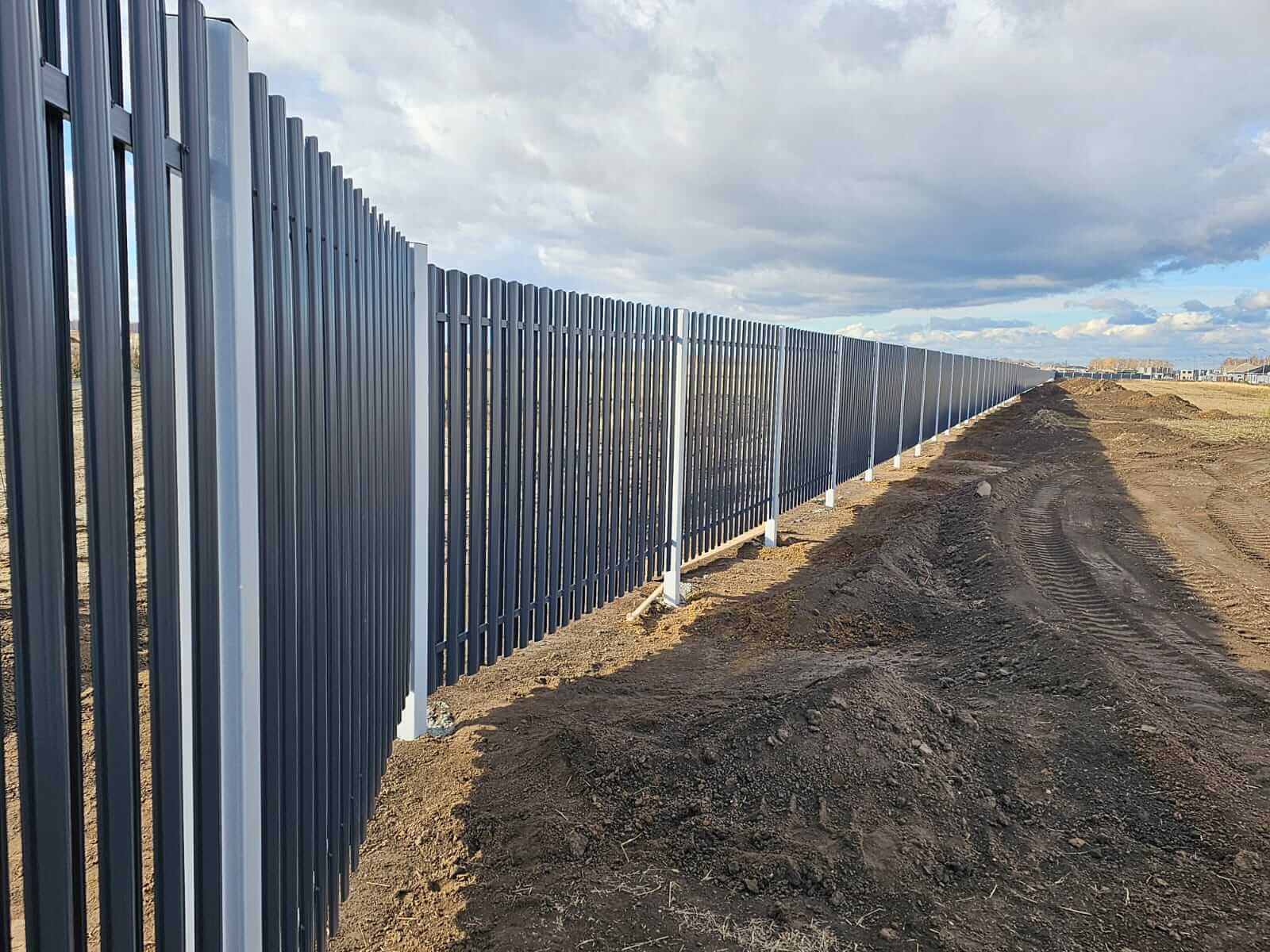 Забор из евроштакетника 234м RAL7024/7024 Серый Графит двусторонний фото 4 в Омске
