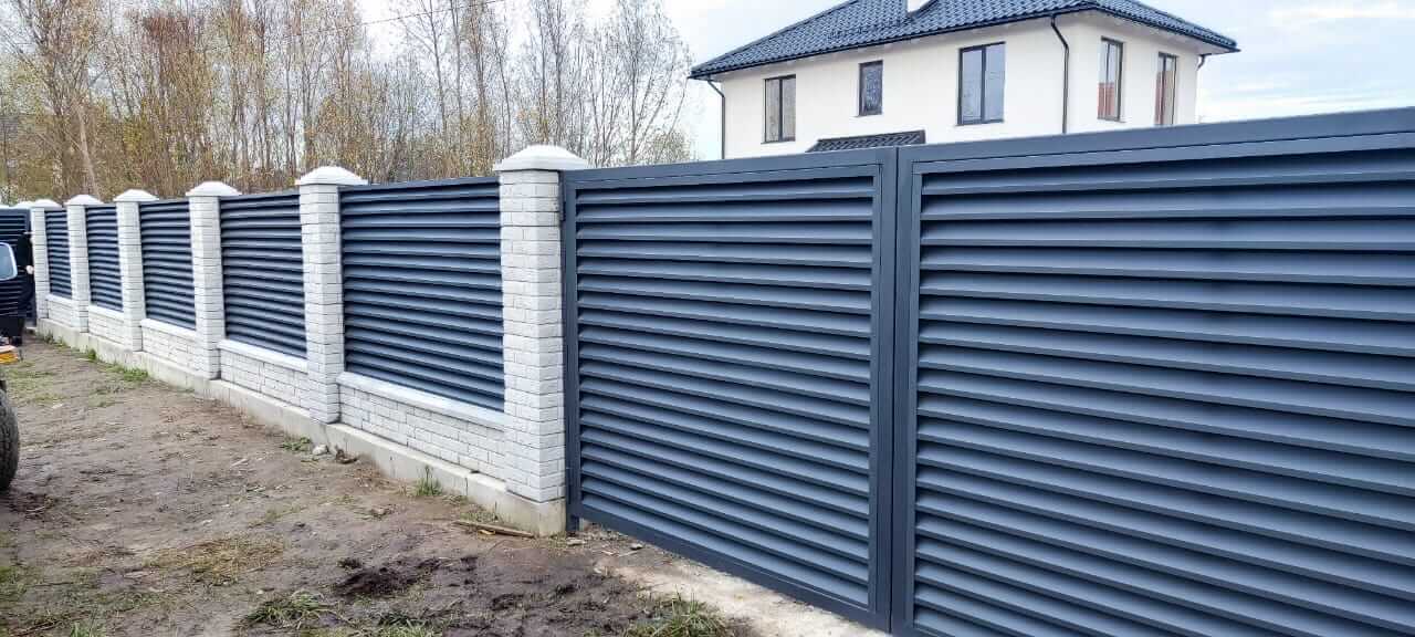 Забор-жалюзи из ламелей ЭКО-Z 32м RAL7024 Серый Графит МАТТЕ фото 5 в Омске