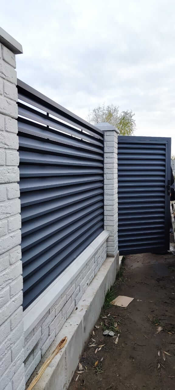 Забор-жалюзи из ламелей ЭКО-Z 32м RAL7024 Серый Графит МАТТЕ фото 4 в Омске