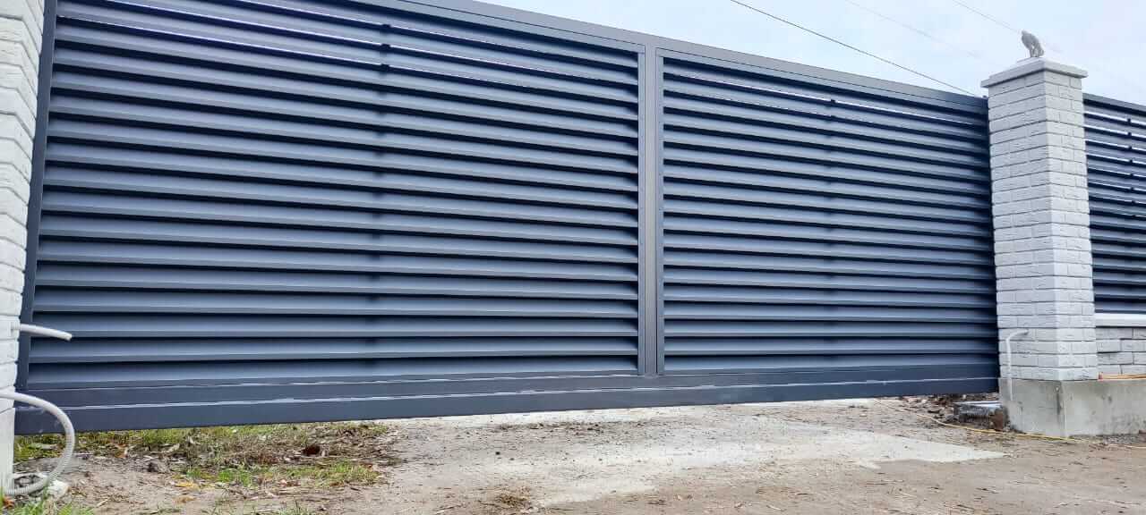 Забор-жалюзи из ламелей ЭКО-Z 32м RAL7024 Серый Графит МАТТЕ фото 3 в Омске