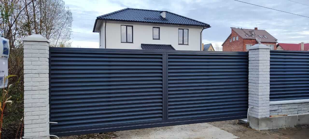 Забор-жалюзи из ламелей ЭКО-Z 32м RAL7024 Серый Графит МАТТЕ фото 2 в Омске