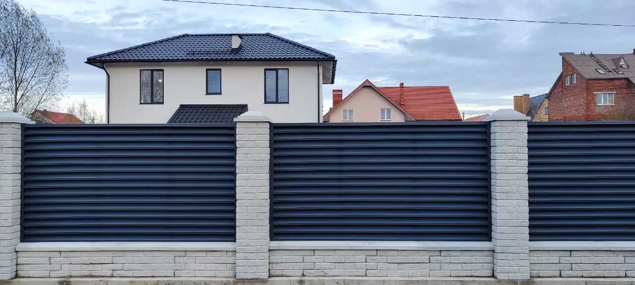 Забор-жалюзи из ламелей ЭКО-Z 32м RAL7024 Серый Графит МАТТЕ в Омске