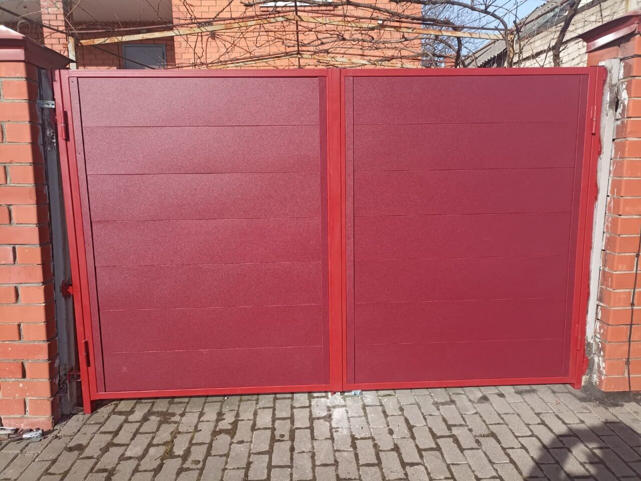 Ворота и калитка из металлопланкена 4м RAL3005 Красное Вино, Стальной Бархат фото 1 в Омске