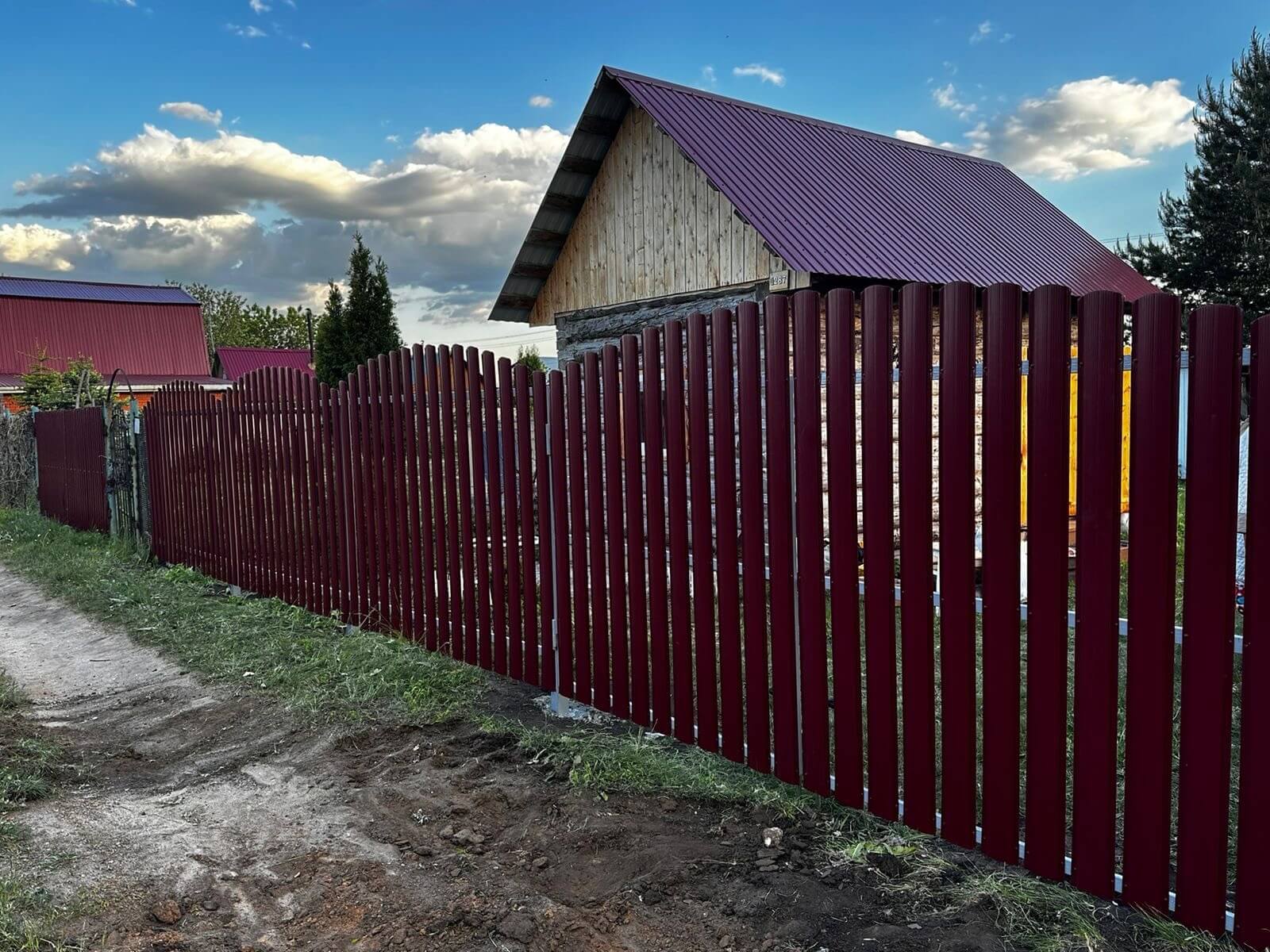 Забор из евроштакетника 28м RAL3005 Красное Вино фото 4 в Омске