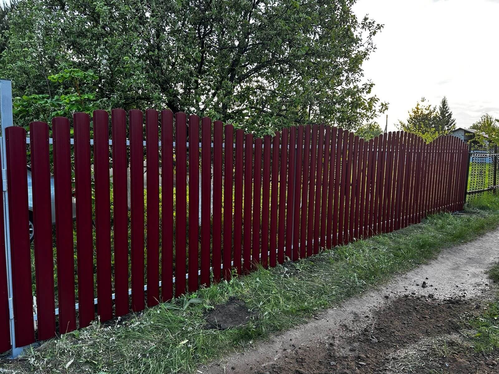 Забор из евроштакетника 28м RAL3005 Красное Вино фото 3 в Омске
