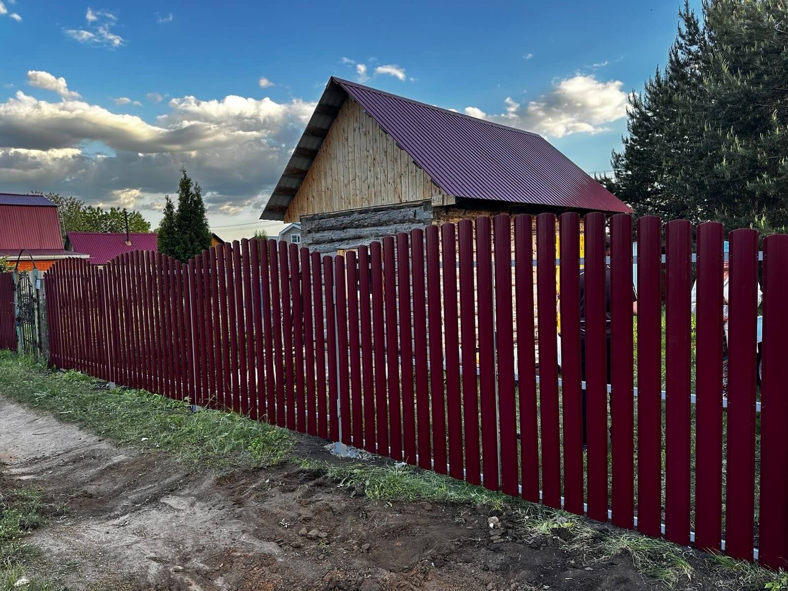 Забор из евроштакетника 28м RAL3005 Красное Вино фото 2 в Омске