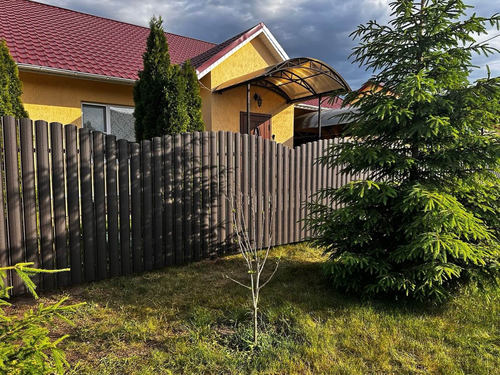 Забор из евроштакетника 37м RAL8019 Темный Шоколад МАТТЕ фото 4 в Омске