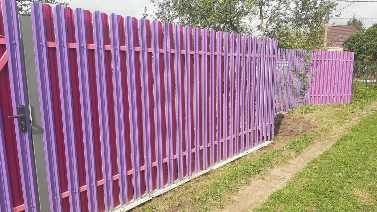 Двухцветный забор из евроштакетника 44м RAL4005 Сиреневый, RAL4006 Пурпурный фото 4 в Омске