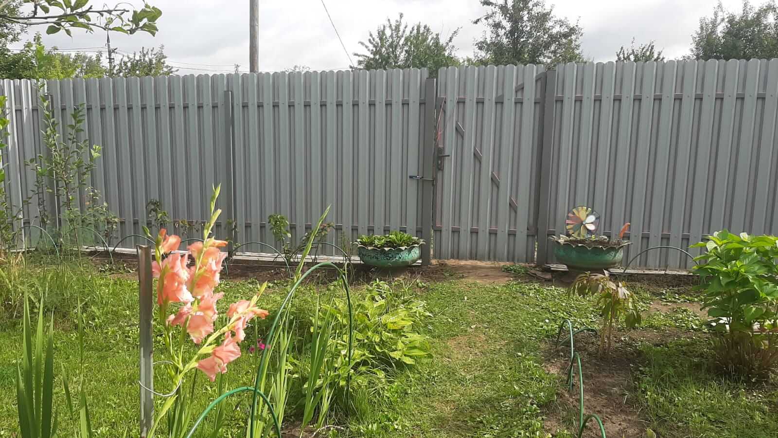 Двухцветный забор из евроштакетника 44м RAL4005 Сиреневый, RAL4006 Пурпурный фото 1 в Омске