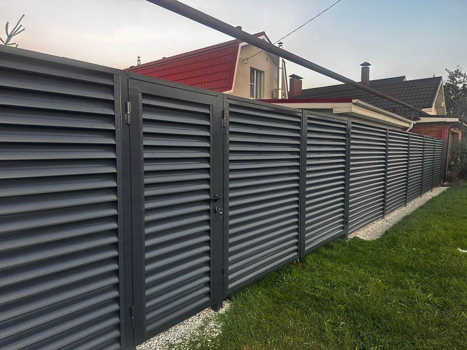Забор из ламелей Еврожалюзи 26м RAL7024/7024 Серый Графит двусторонний фото 1 в Омске