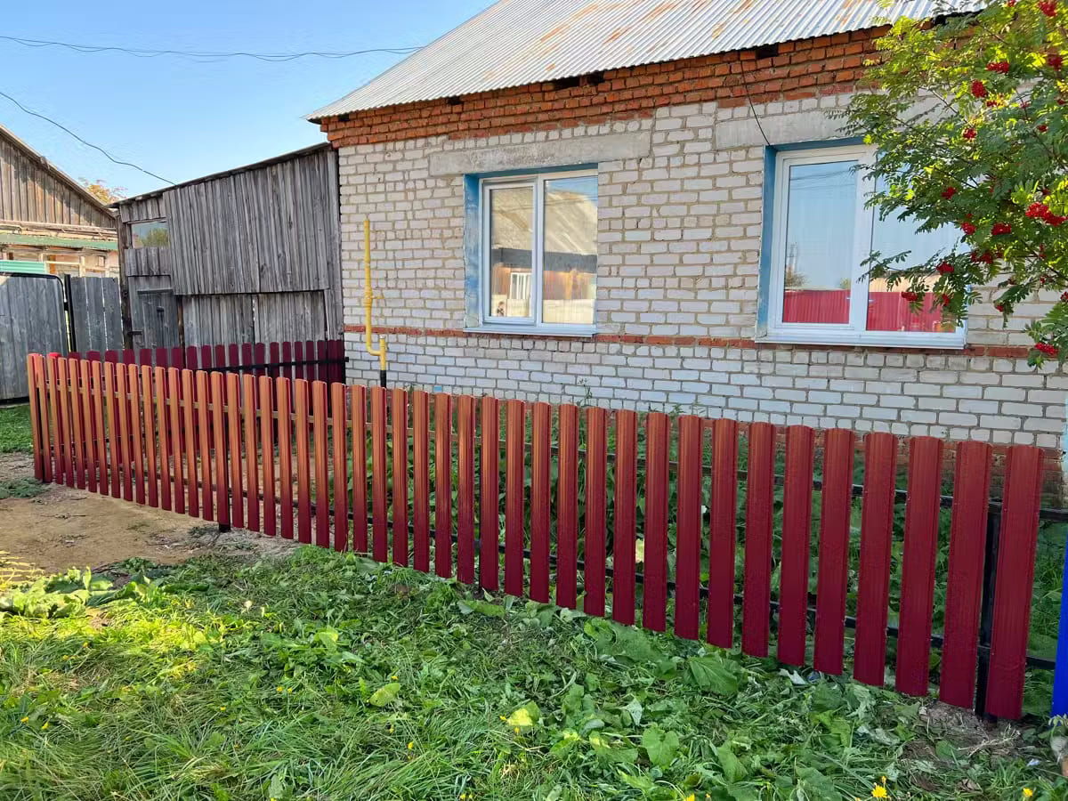 Забор из евроштакетника 9м RAL3005/3005 Красное Вино двусторонний в Омске