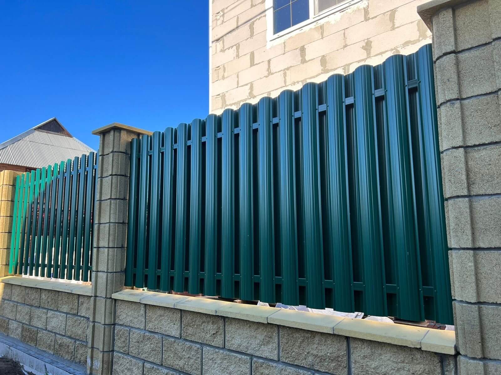 Забор из евроштакетника 22м RAL6005/6005 Зеленый Мох двусторонний фото 7 в Омске