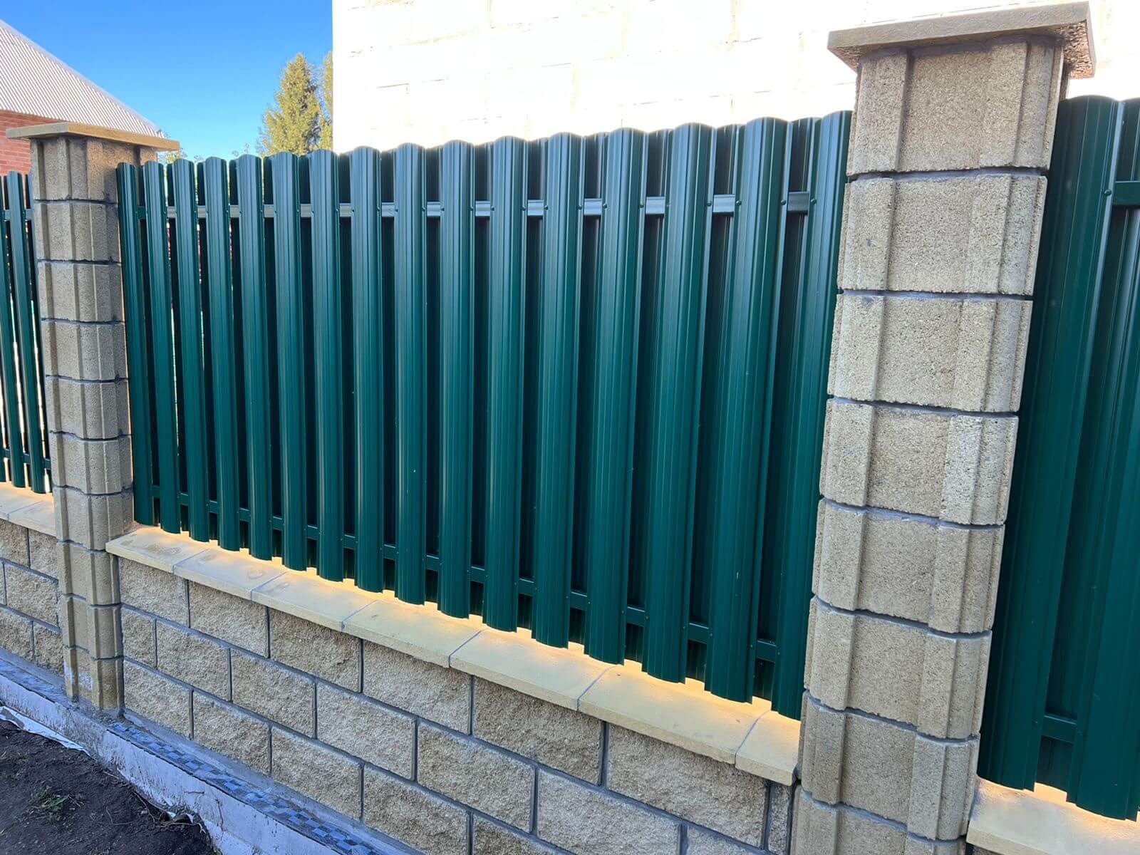 Забор из евроштакетника 22м RAL6005/6005 Зеленый Мох двусторонний фото 6 в Омске