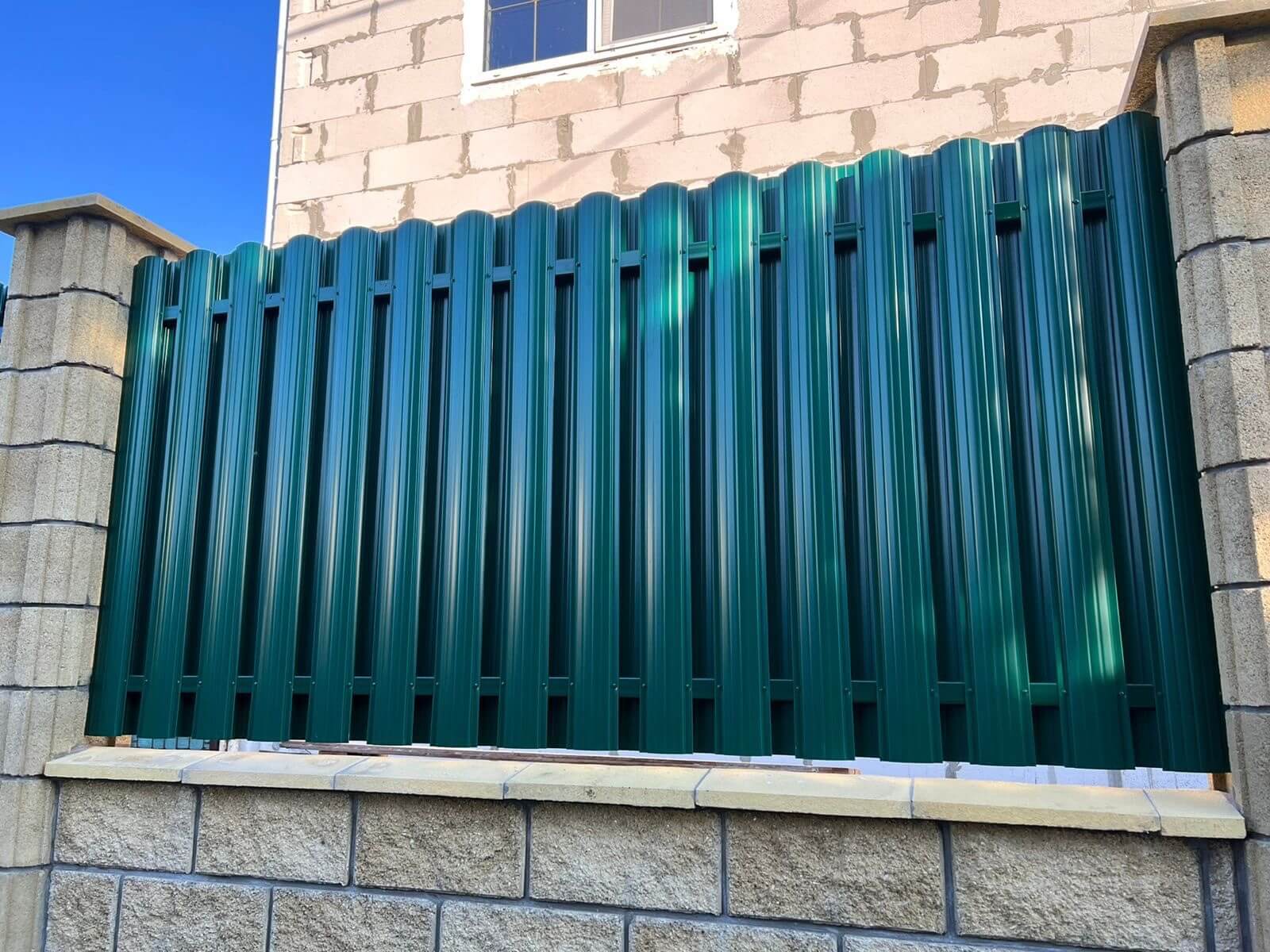 Забор из евроштакетника 22м RAL6005/6005 Зеленый Мох двусторонний фото 2 в Омске