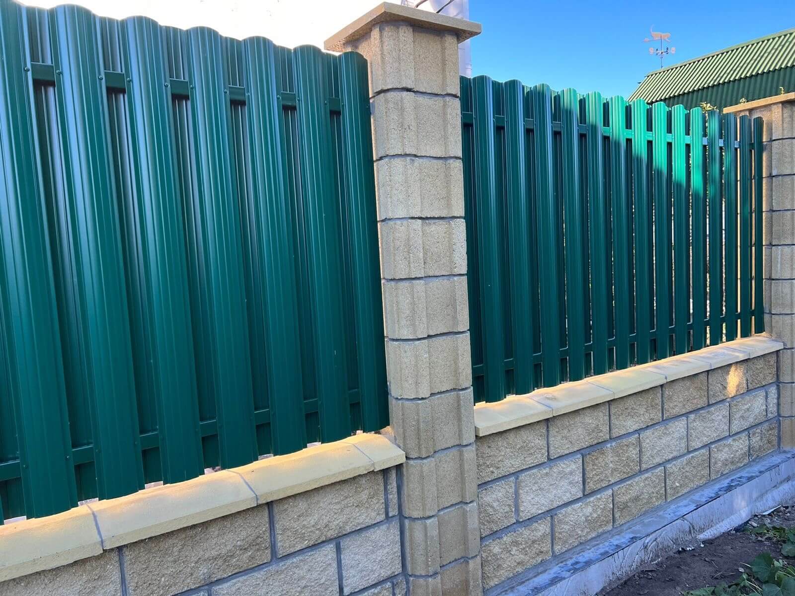 Забор из евроштакетника 22м RAL6005/6005 Зеленый Мох двусторонний фото 1 в Омске