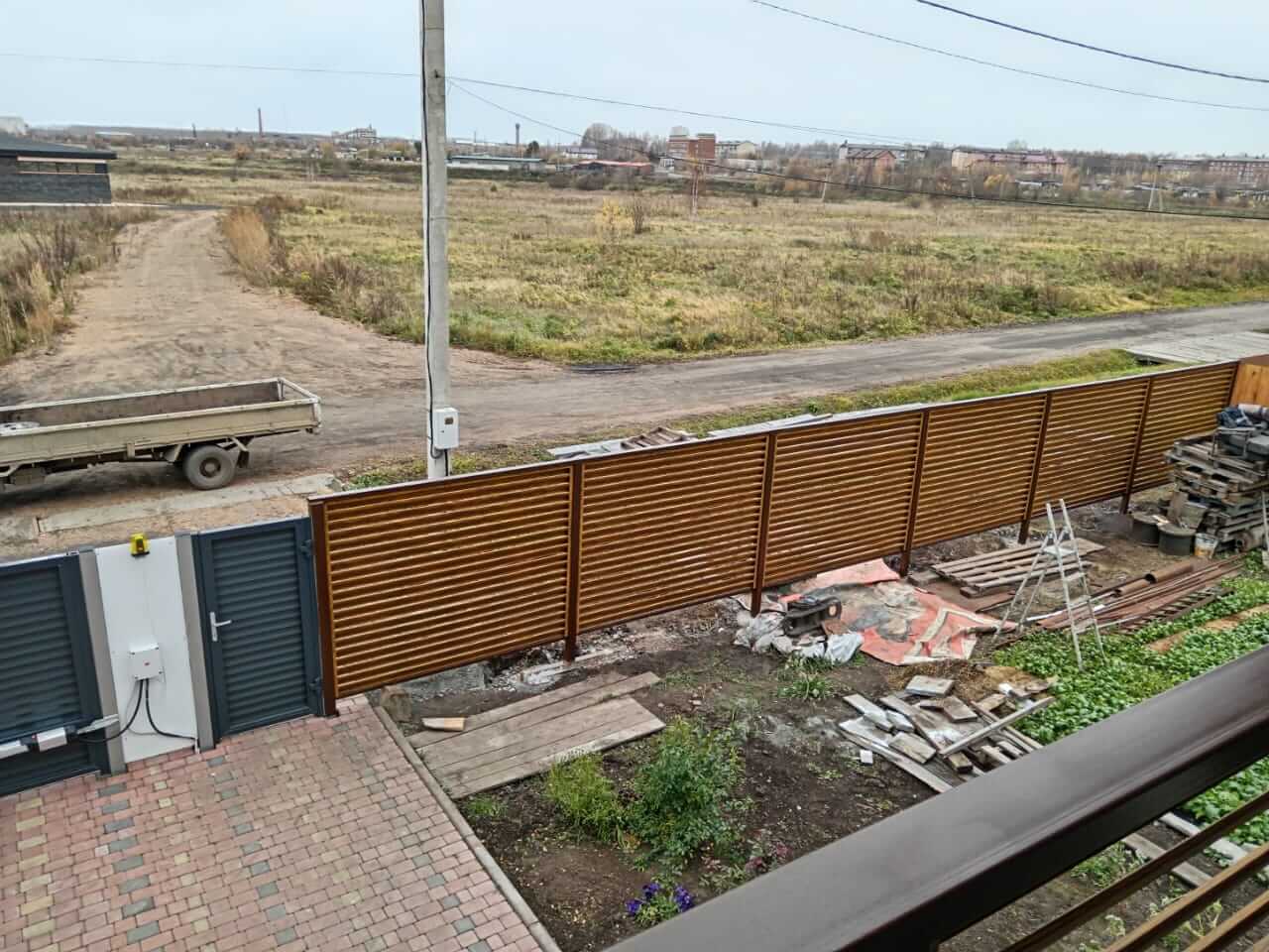 Забор-жалюзи 12м + балконное ограждение из ламелей Еврожалюзи Орех Миланский 3D Принтек фото 2 в Омске