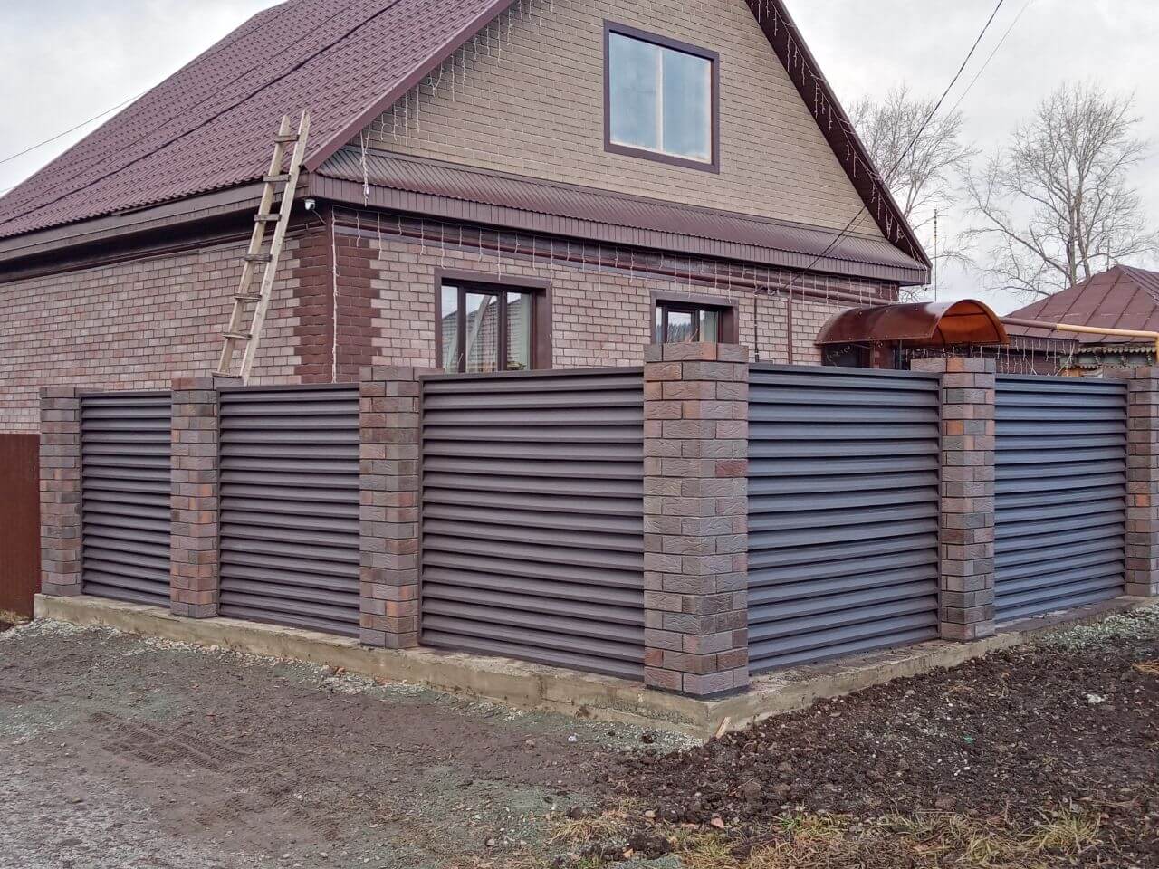Забор-жалюзи из ламелей ЭКО-Z-US (усиленные) 30м RAL8019/8019 Темный Шоколад двусторонний МАТТЕ фото 3 в Омске