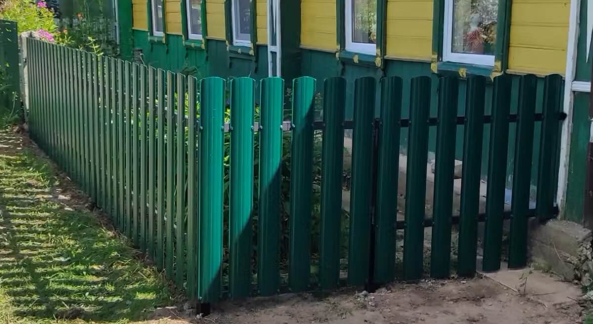 Заборчик из Евроштакетника 8м RAL6005/6005 Зеленый Мох двусторонний в Омске