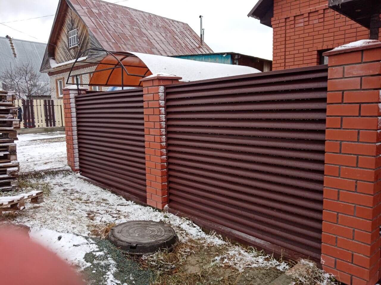 Забор из ламелей еврожалюзи 12м RAL8017/8017 Шоколад двусторонний МАТТЕ фото 3 в Омске