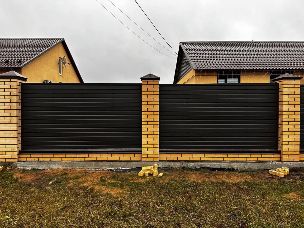 Забор из ламелей Хай-Тек 32м RAL8019/8019 Темный Шоколад двусторонний МАТТЕ фото 1 в Омске