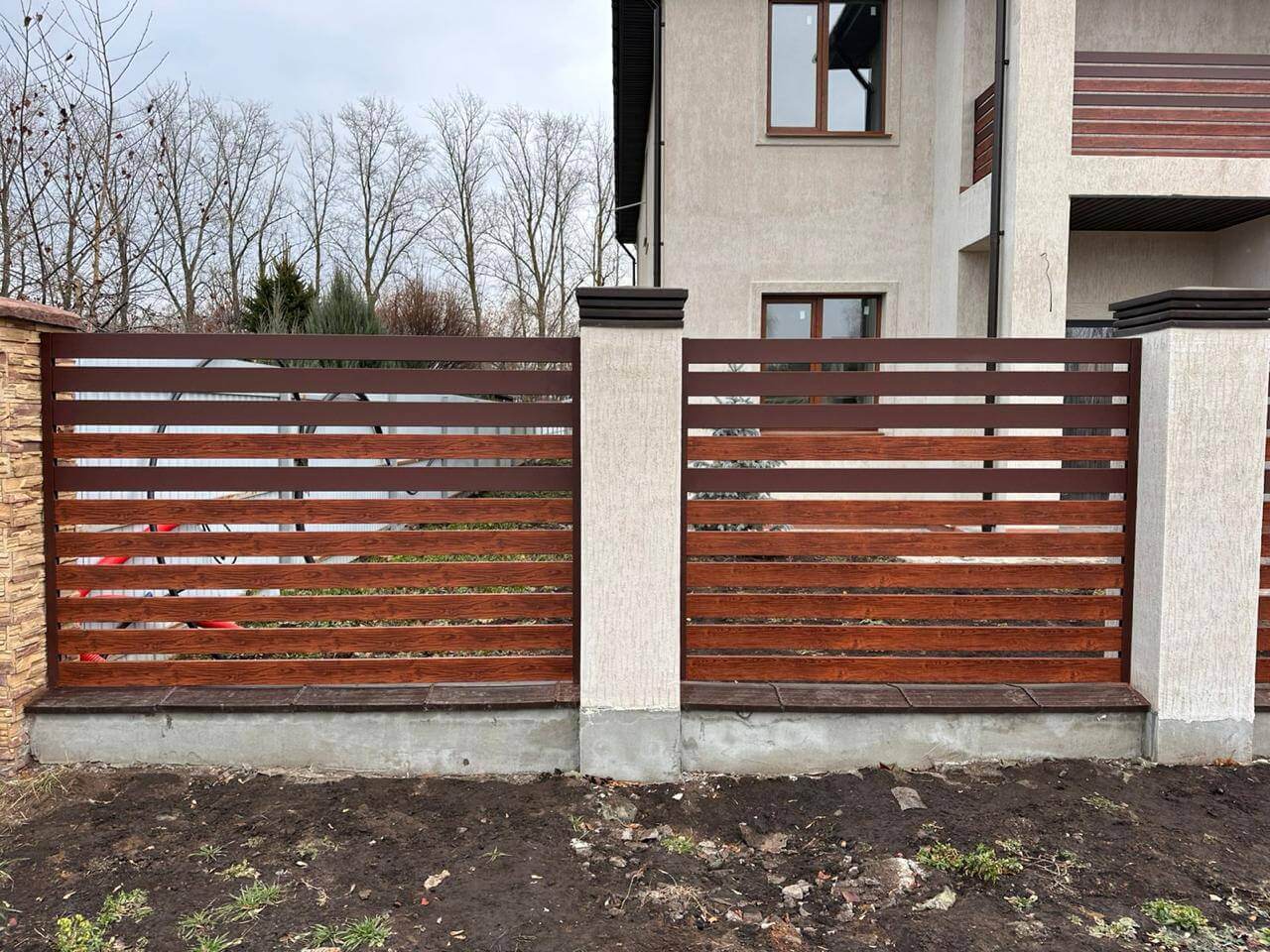 Забор-ранчо из металлопланкена 10м RAL8017 Шоколад МАТТЕ + Темное Дерево (Printech) фото 4 в Омске