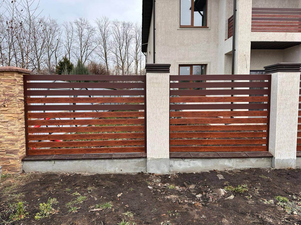 Забор-ранчо из металлопланкена 10м RAL8017 Шоколад МАТТЕ + Темное Дерево (Printech) фото 2 в Омске