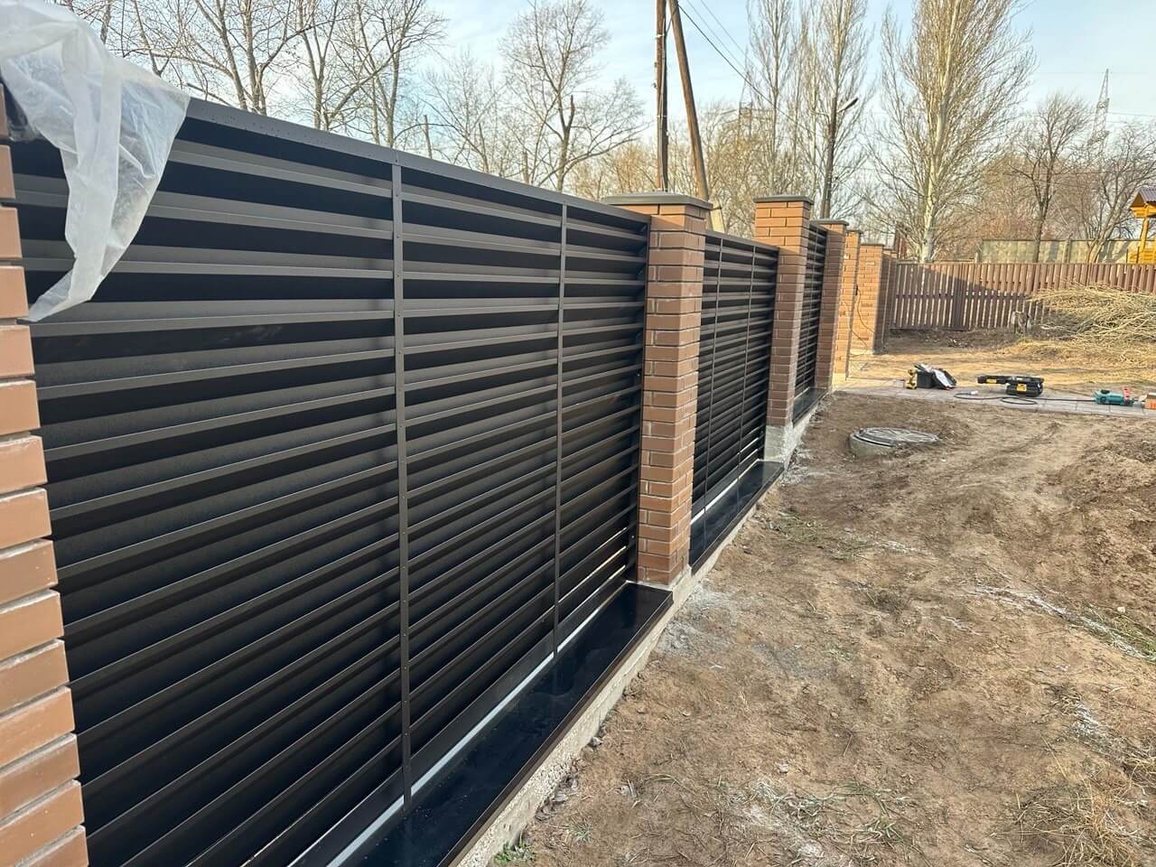Забор-жалюзи из ламелей Хай-Тек 16м RAL9005/9005 Черный двусторонний МАТТЕ фото 1 в Омске
