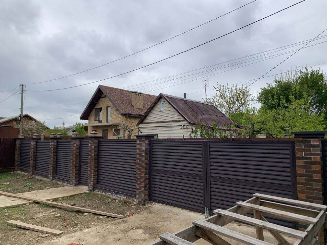 Забор-жалюзи из ламелей Реснички 24м RAL8019/8019 Темный Шоколад двусторонний МАТТЕ фото 2 в Омске