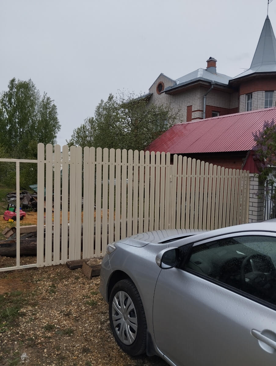 Забор из евроштакетника 9м RAL1015/1015 Слоновая Кость двусторонний фото 1 в Омске