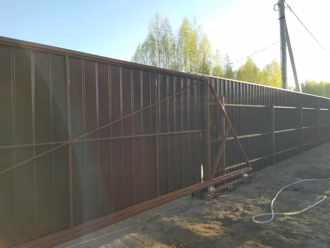 Забор из металлосайдинга ЕВРО-БРУС 25м Темный Каштан 3D Принтек фото 4 в Омске