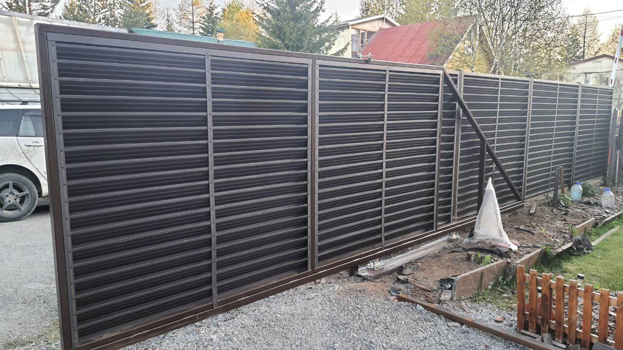 Забор-жалюзи из ламелей ЭКО-Z-US 12м RAL8019/8019 Темный Шоколад двусторонний МАТТЕ фото 1 в Омске