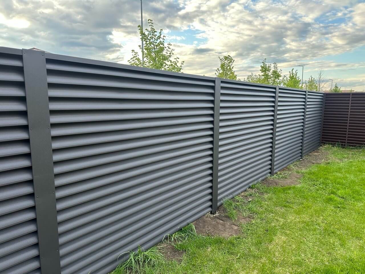 Забор из ламелей еврожалюзи 43м RAL8019/8019 Темный Шоколад двусторонний МАТТЕ фото 1 в Омске