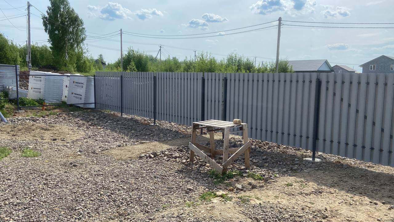 Забор из евроштакетника 16м RAL7024 Серый Графит фото 1 в Омске