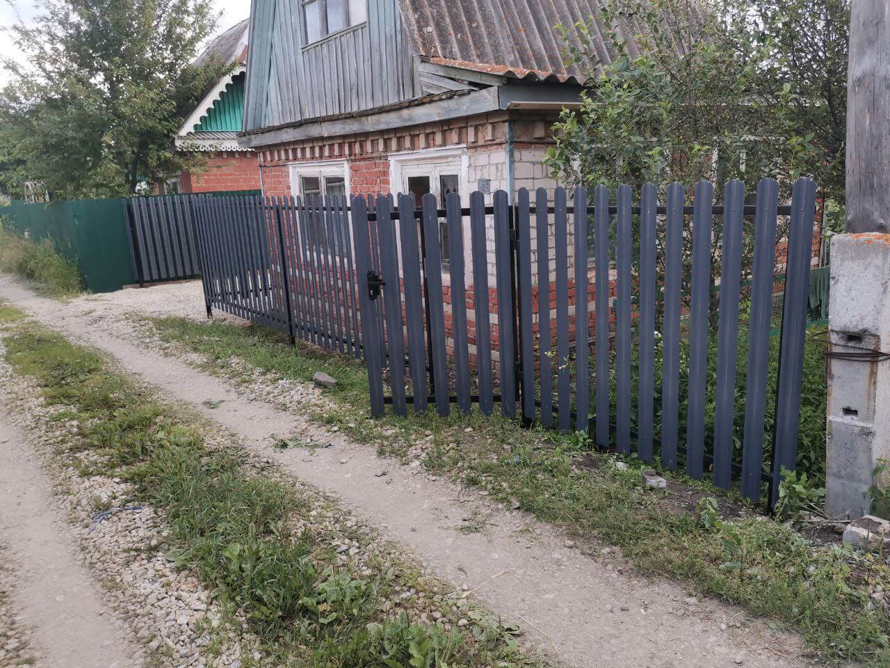 Забор из евроштакетника 7м RAL7024/7024 Серый Графит двусторонний фото 3 в Омске