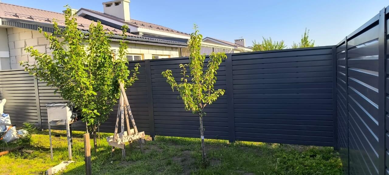 Забор-жалюзи из ламелей Хай-Тек 62м RAL7024/7024 Серый Графит двусторонний фото 4 в Омске