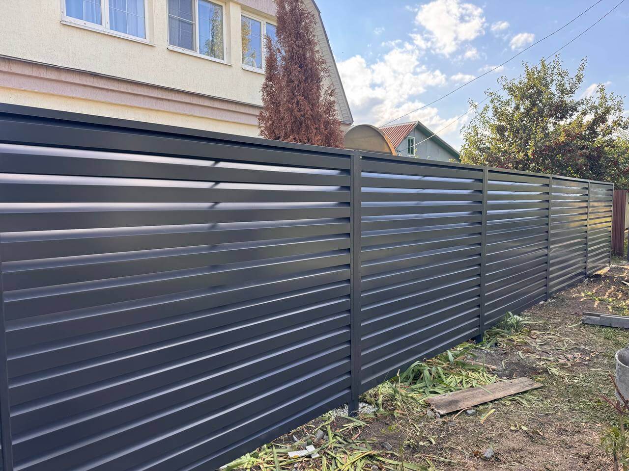 Забор-жалюзи из ламелей Хай-Тек 26м RAL7024/7024 Серый Графит двусторонний в Омске