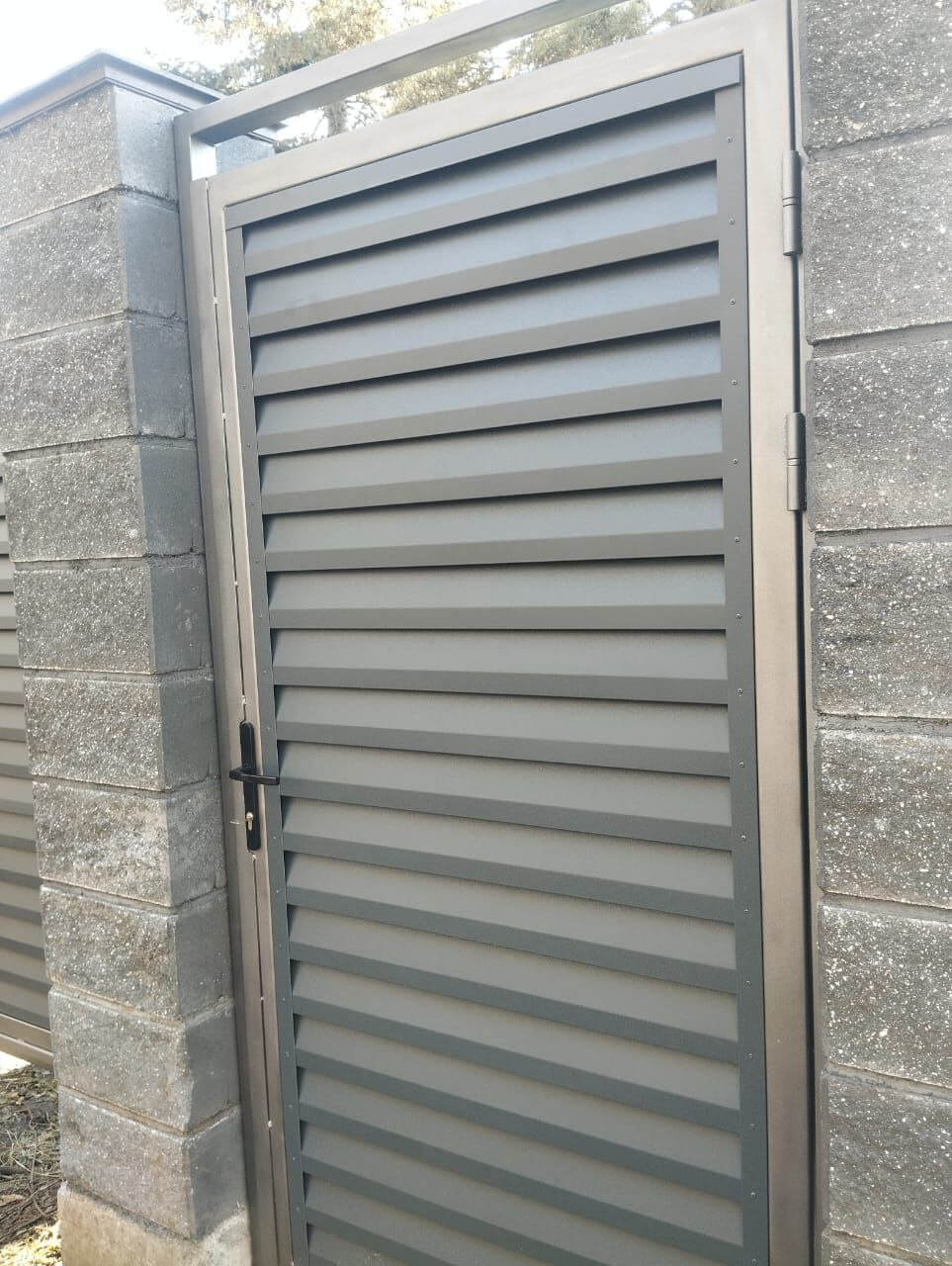 Откатные ворота с калиткой из ламелей Реснички RAL7024/7024 Серый Графит двусторонний МАТТЕ фото 2 в Омске