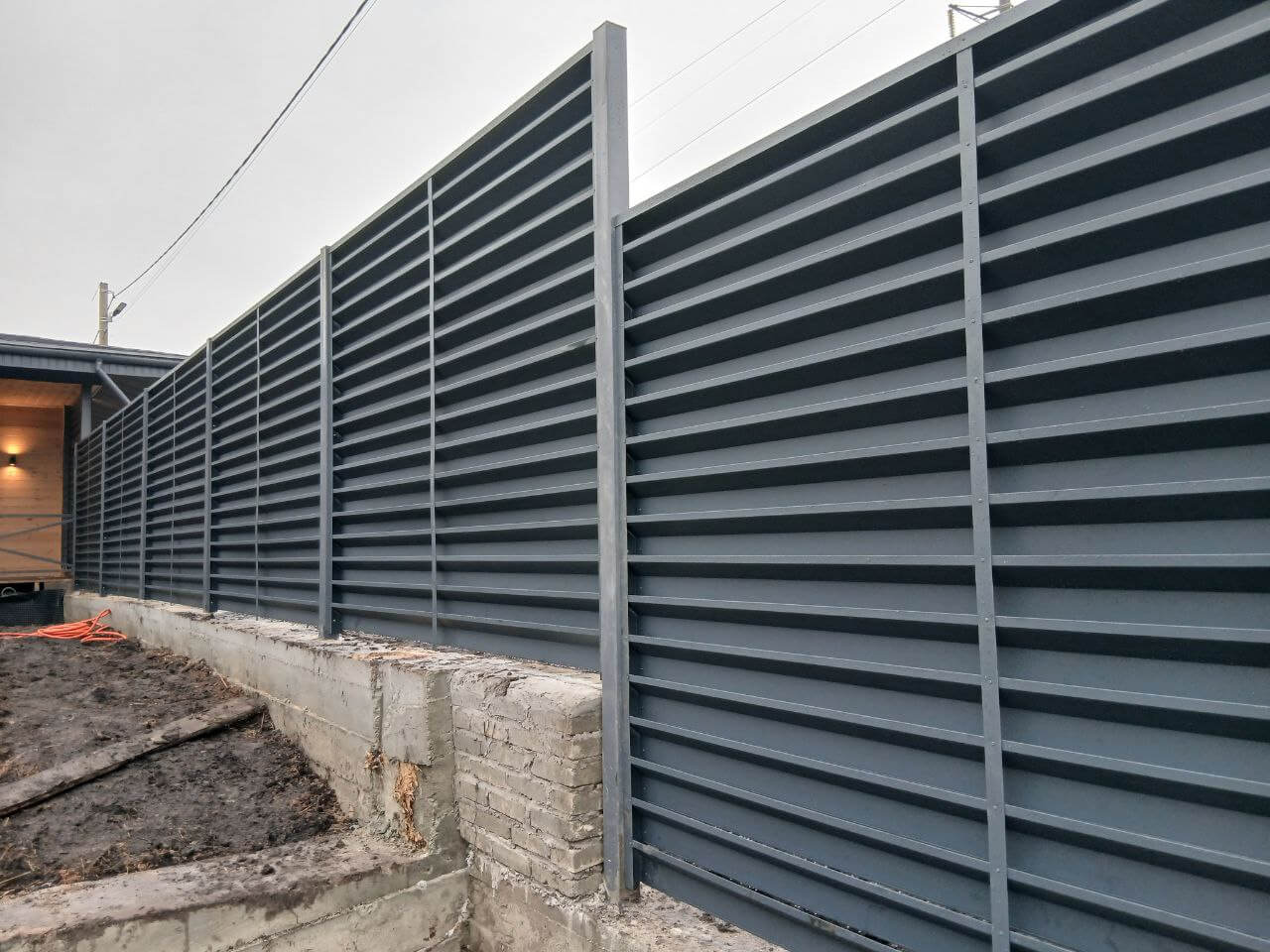 Забор-жалюзи из ламелей Хай-Тек 37м RAL7024/7024 Серый Графит двусторонний МАТТЕ фото 6 в Омске