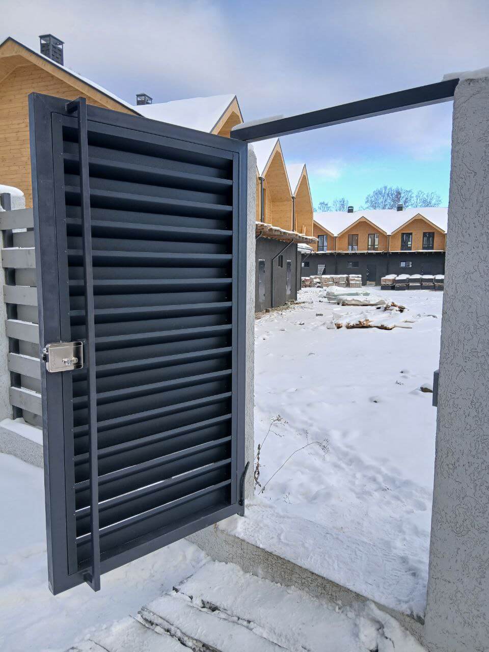 Входная группа из ламелей Хай-Тек RAL7024/7024 Серый Графит двусторонний МАТТЕ фото 21 в Омске