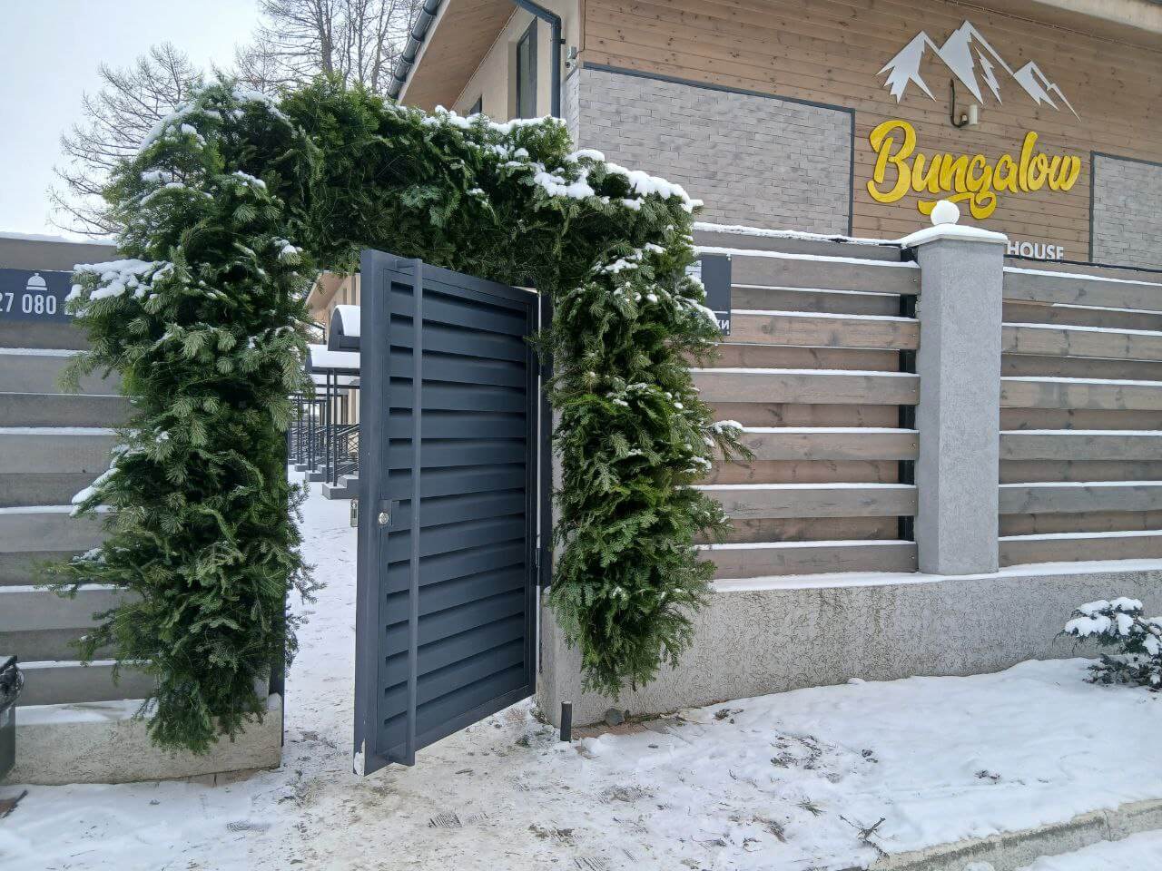 Входная группа из ламелей Хай-Тек RAL7024/7024 Серый Графит двусторонний МАТТЕ фото 15 в Омске