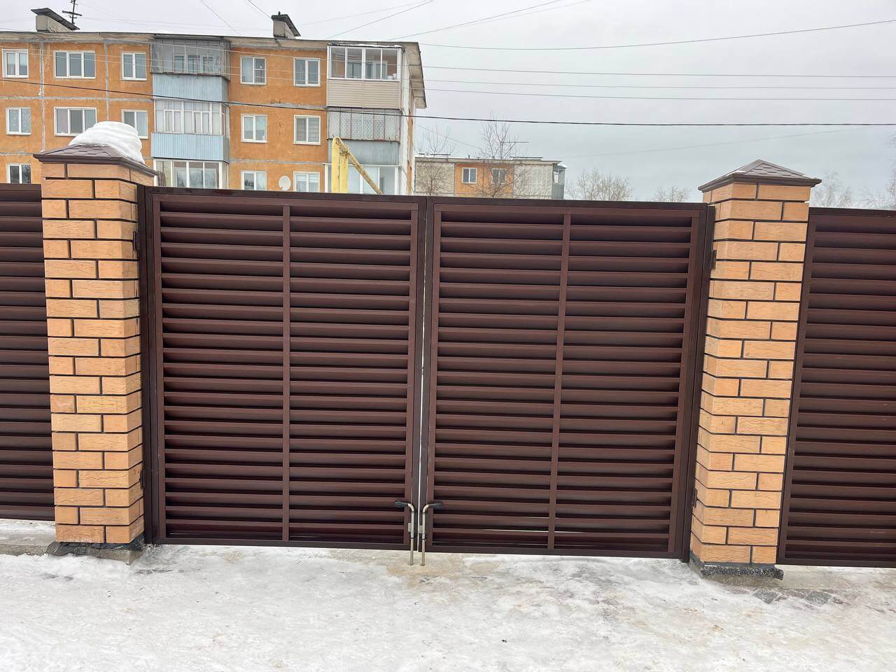 Забор-жалюзи из ламелей ЭКО-Z 87м RAL8017/8017 Шоколад двусторонний МАТТЕ фото 9 в Омске
