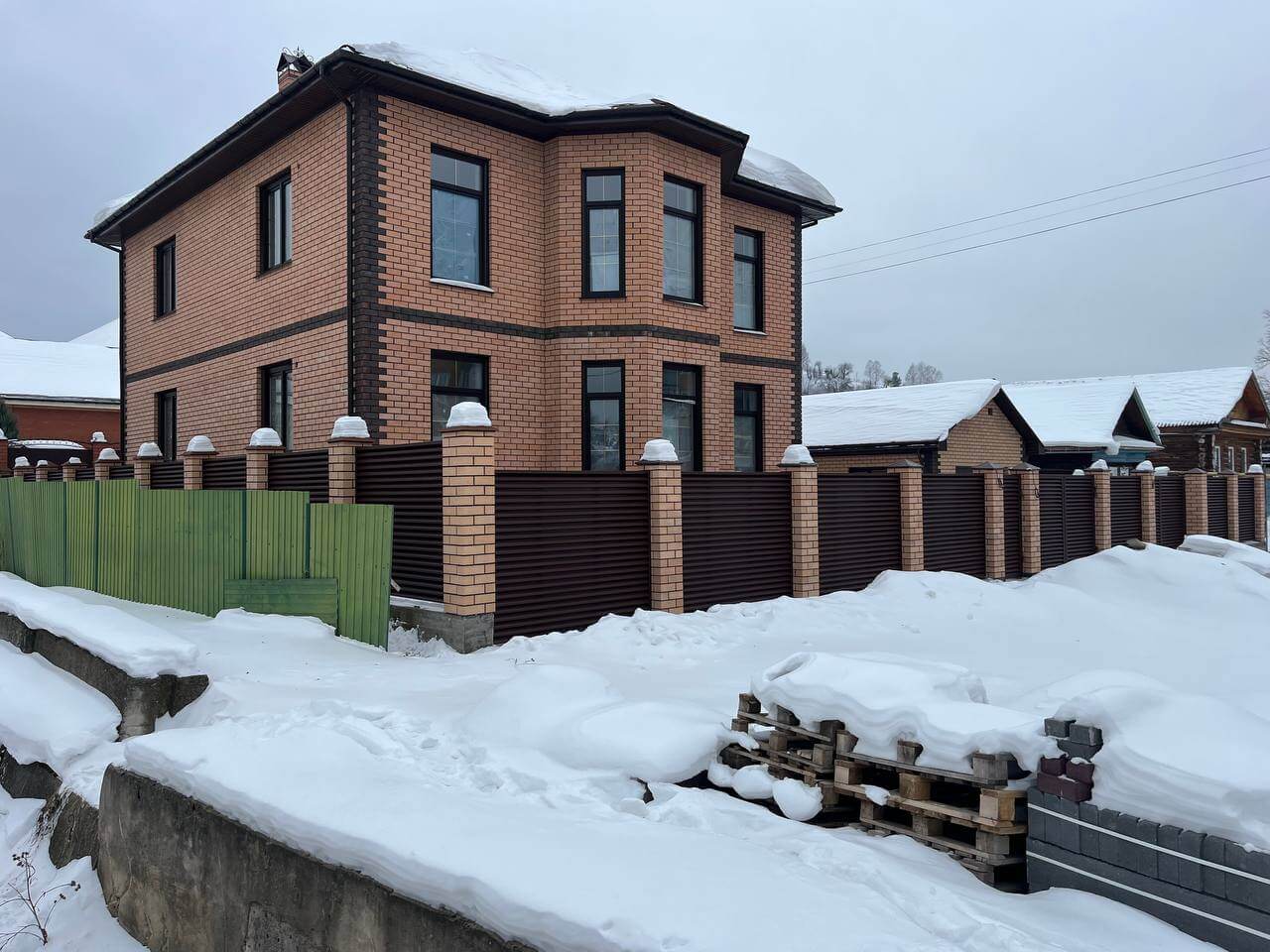 Забор-жалюзи из ламелей ЭКО-Z 87м RAL8017/8017 Шоколад двусторонний МАТТЕ фото 12 в Омске