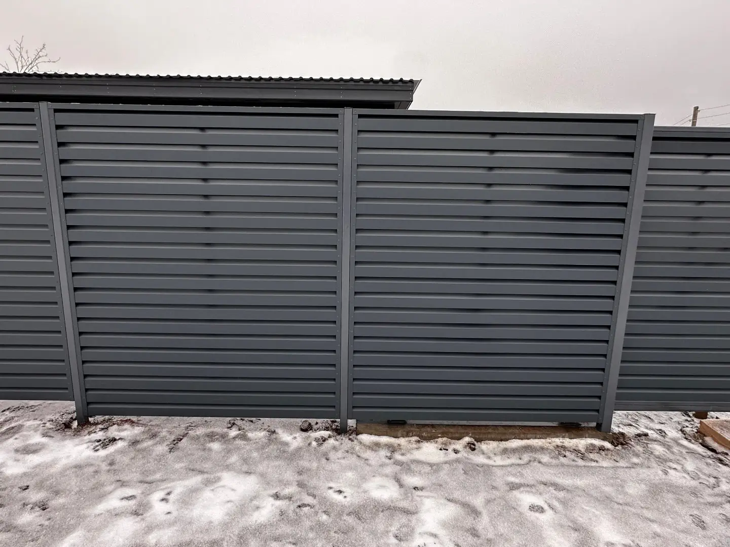 Забор-жалюзи из ламелей Хай-Тек 20м RAL7024/7024 Серый Графит двусторонний МАТТЕ фото 2 в Омске