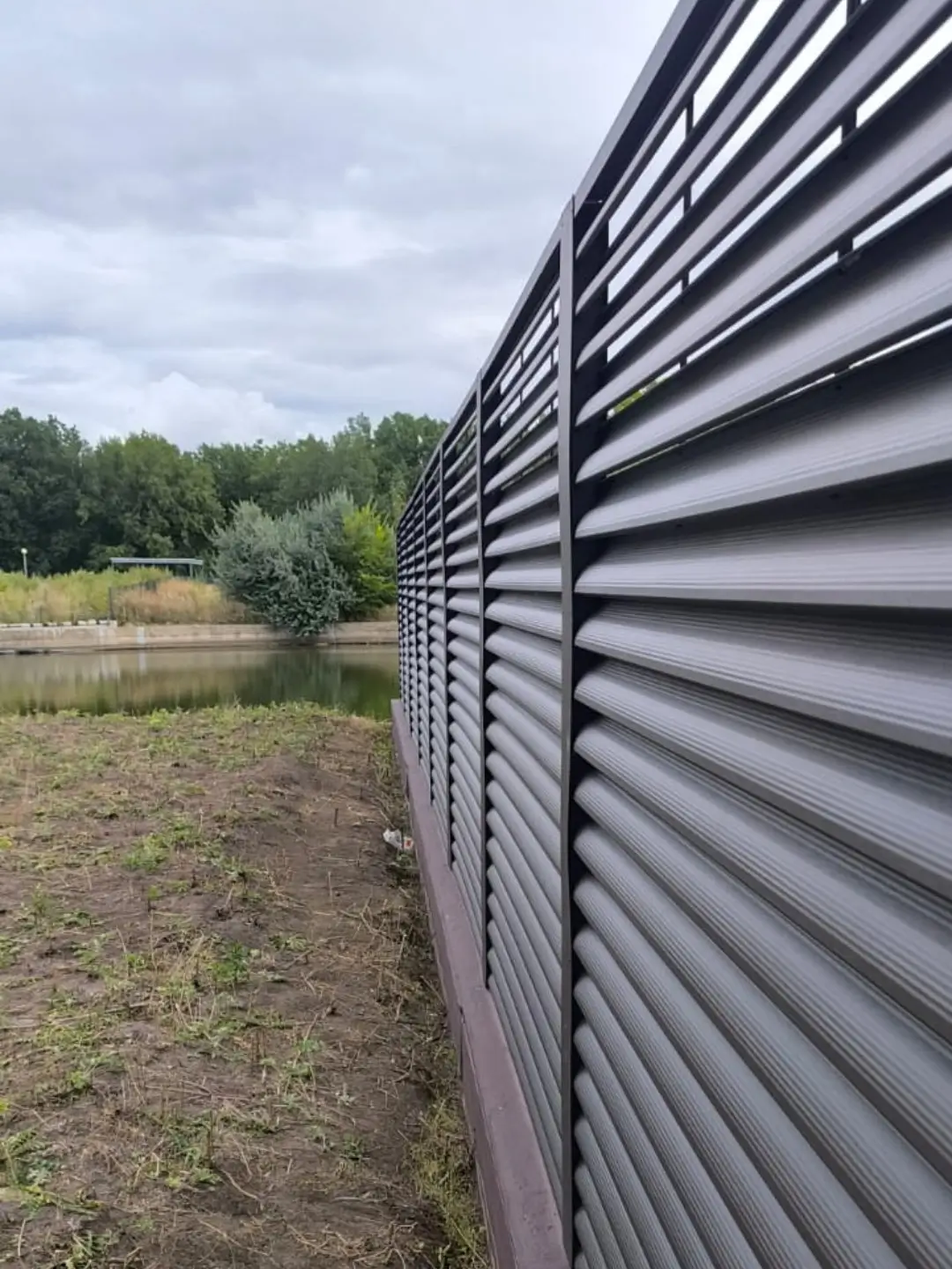Забор-жалюзи из ламелей еврожалюзи 86м RAL8019/8019 Темный Шоколад двусторонний МАТТЕ фото 7 в Омске