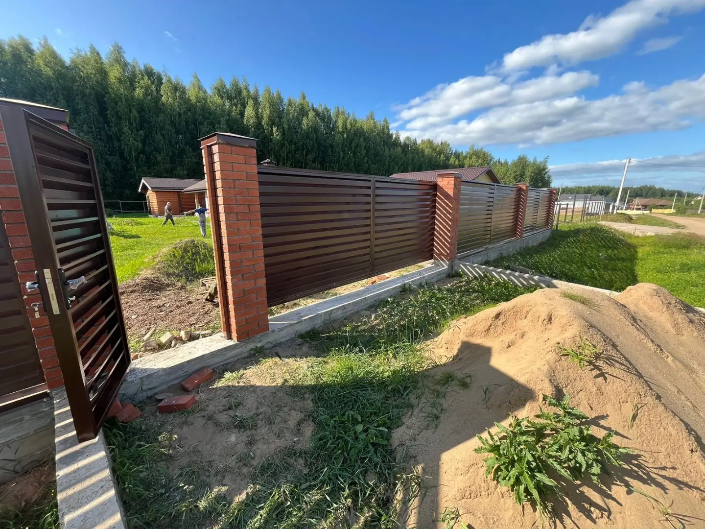 Забор-жалюзи из ламелей Хай-Тек 26м RAL8017/8017 Шоколад двусторонний фото 5 в Омске