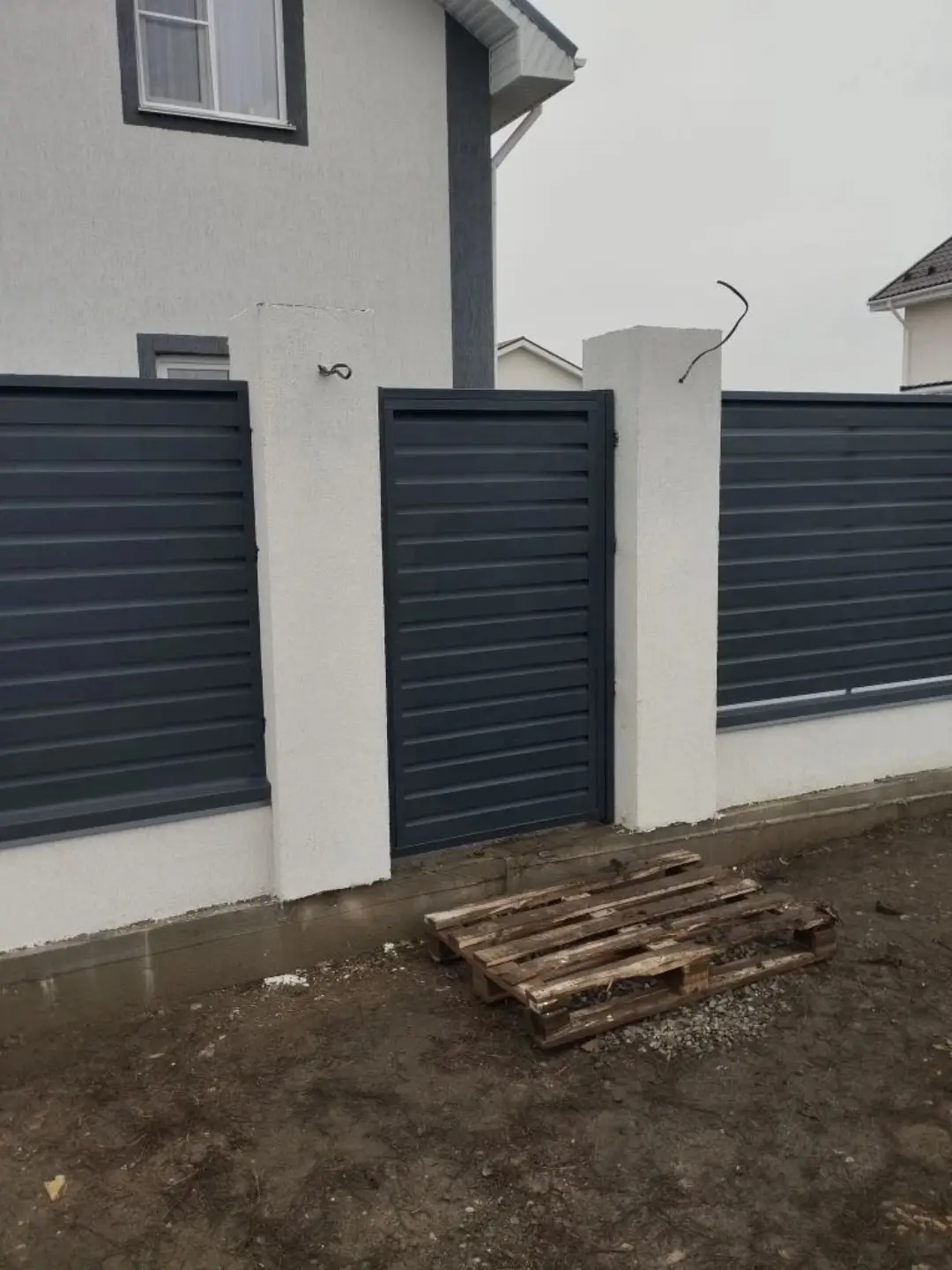Забор-жалюзи из ламелей Хай-Тек 12м RAL7024 Серый Графит МАТТЕ фото 1 в Омске