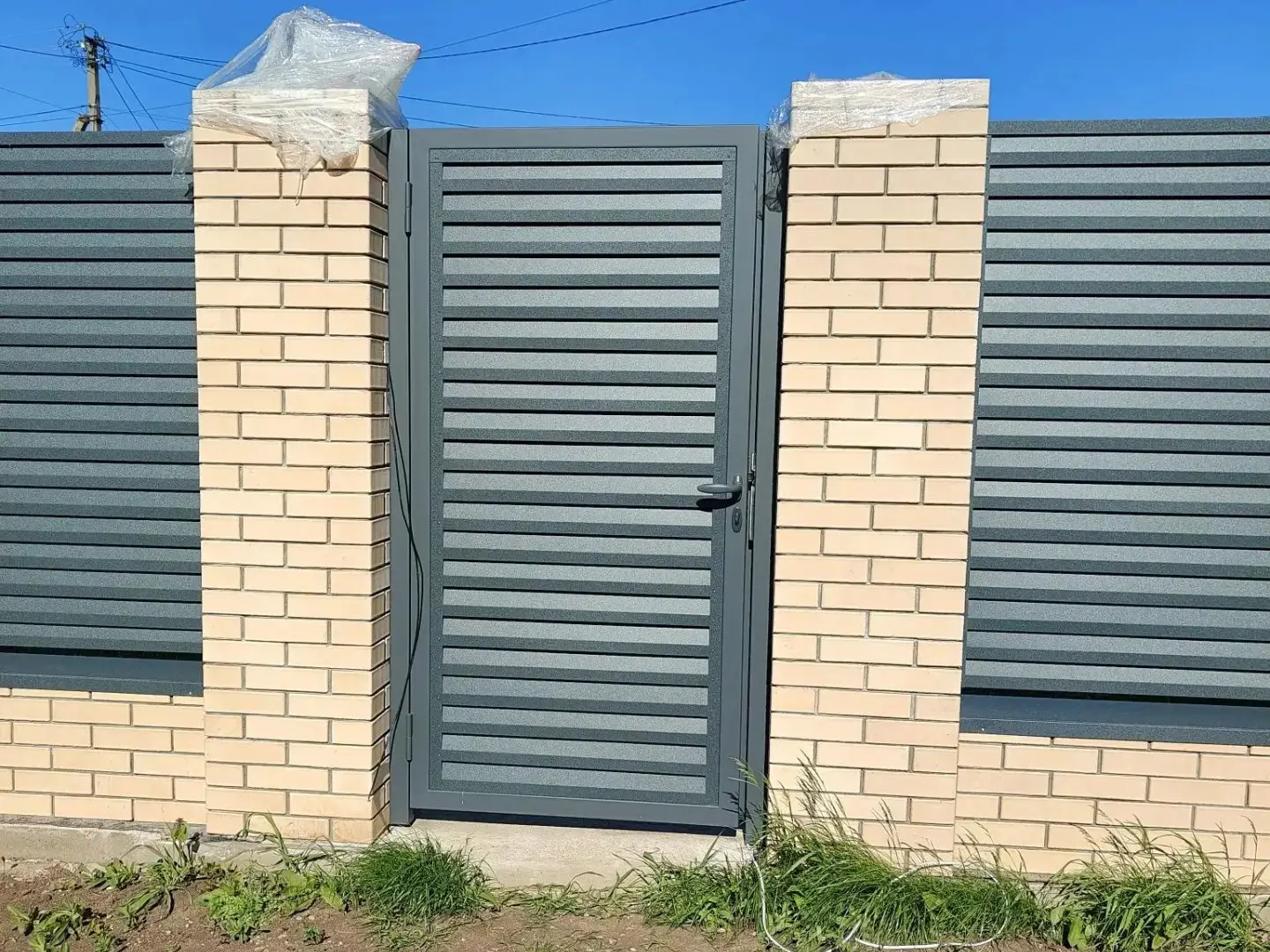 Забор-жалюзи из ламелей Реснички 16м RAL7024 Серый Графит Стальной Бархат фото 2 в Омске